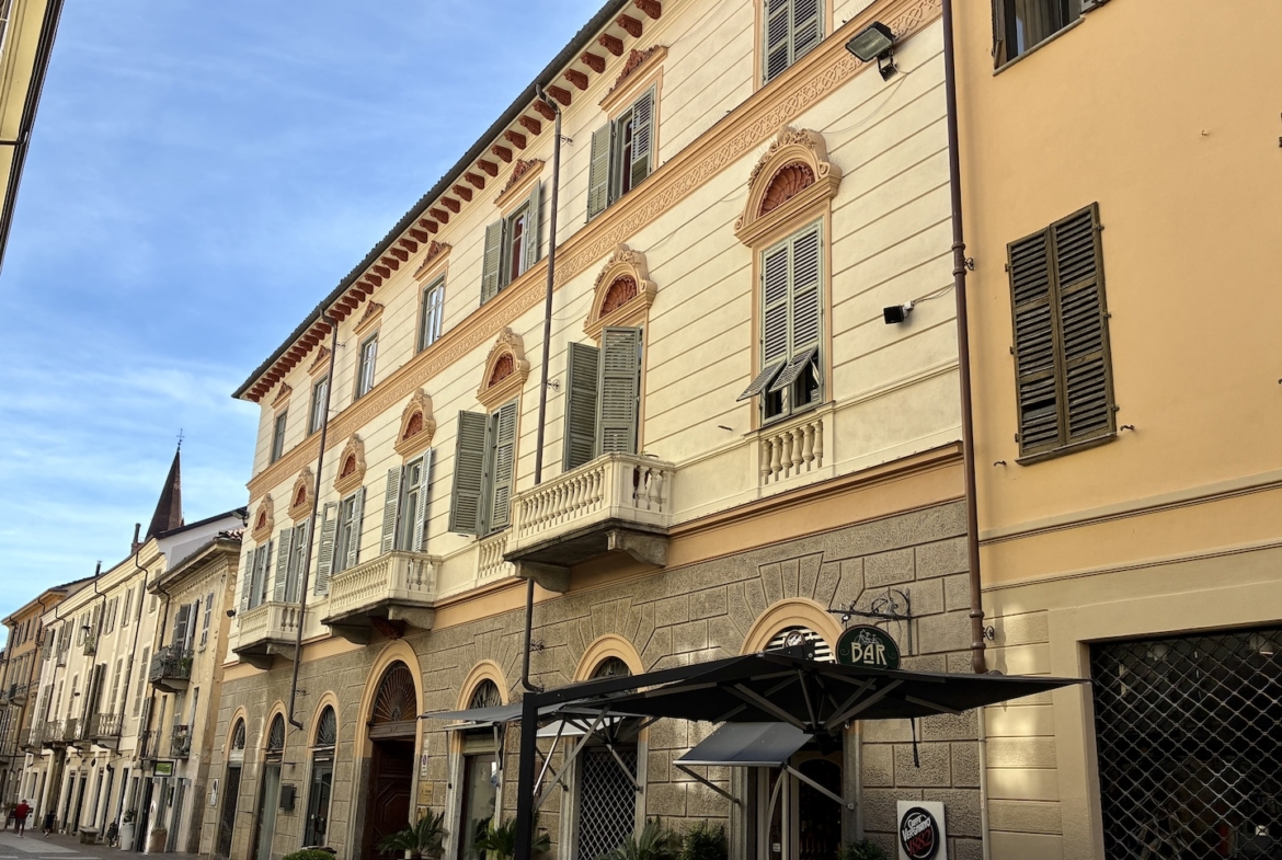 ATTIVITÀ DI BAR E RISTORAZIONE CON DEHORS – CIRCA 125 MQ