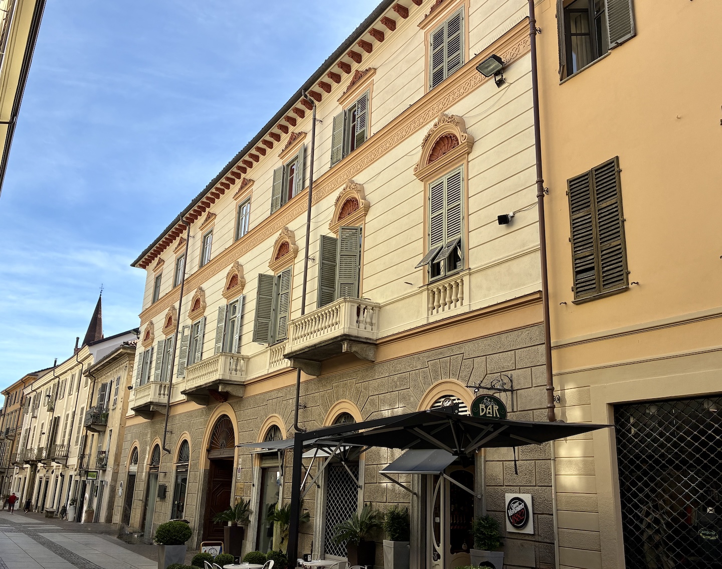 ATTIVITÀ DI BAR E RISTORAZIONE CON DEHORS – CIRCA 125 MQ