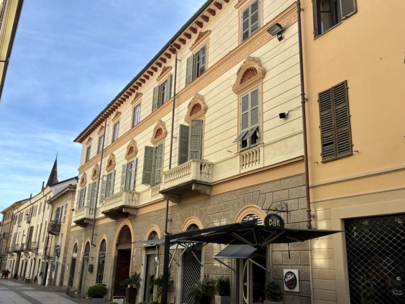 NEL CENTRO STORICO DI CHIERI – VENDITA MURA COMMERCIALI
