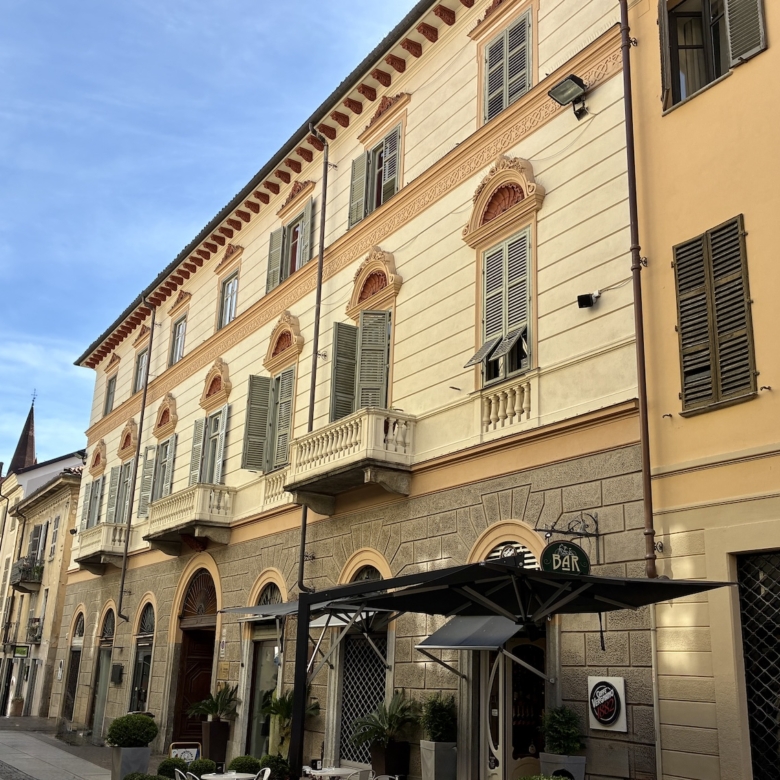 NEL CENTRO STORICO DI CHIERI – VENDITA MURA COMMERCIALI - Caradonna Immobiliare
