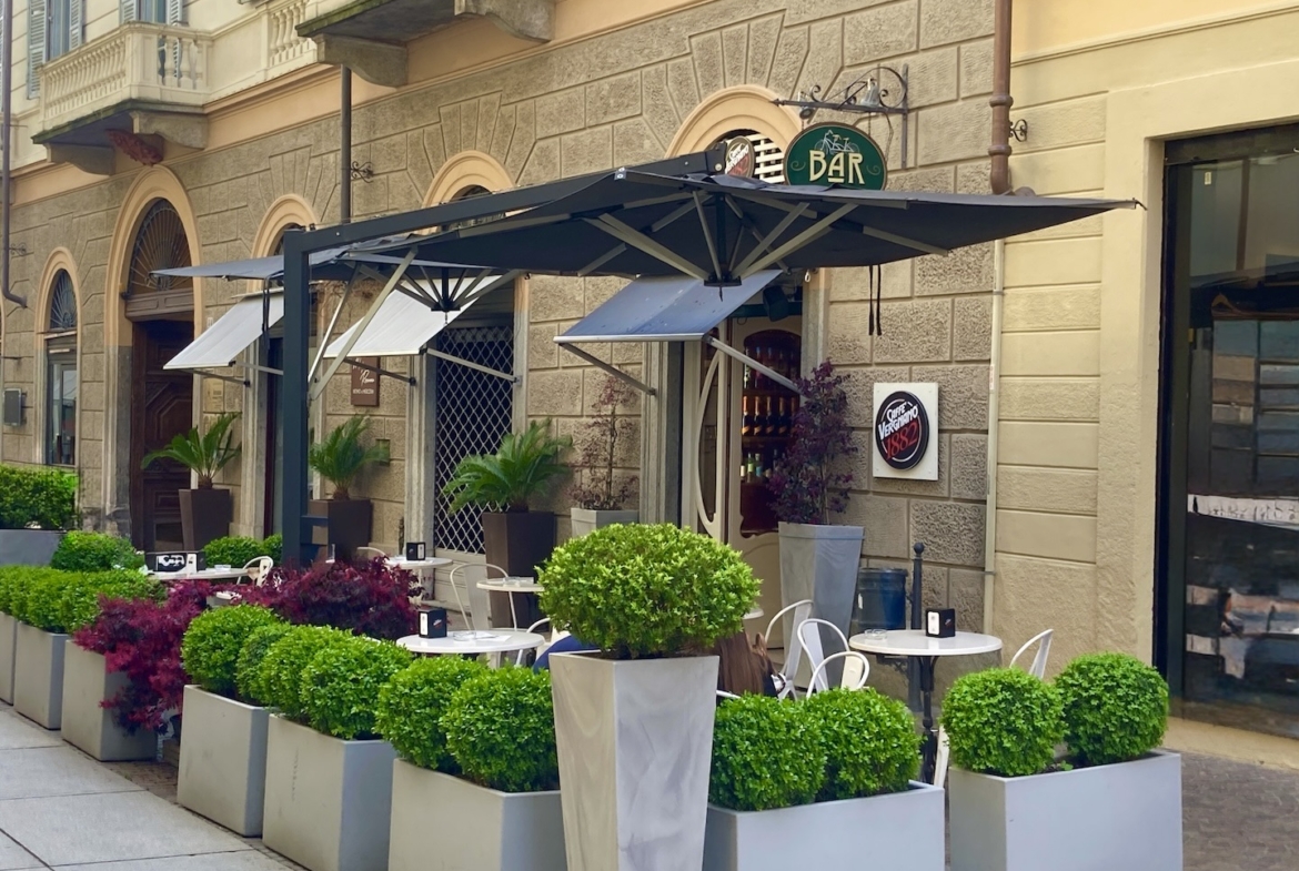 ATTIVITÀ DI BAR E RISTORAZIONE CON DEHORS – CIRCA 125 MQ