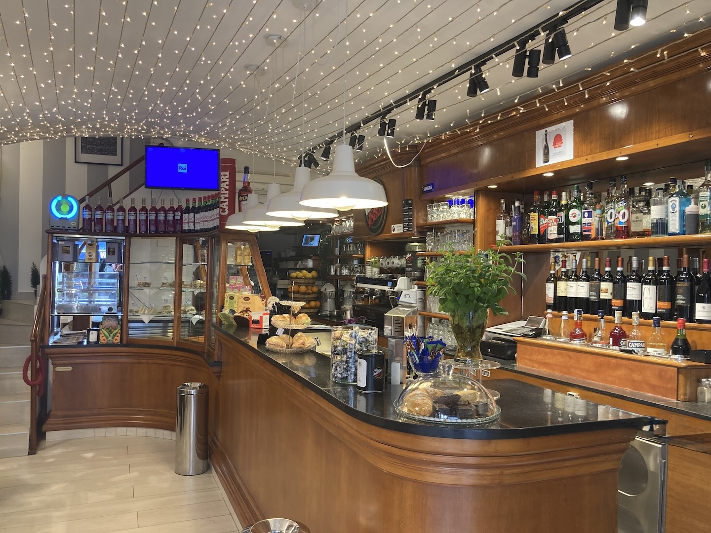 ATTIVITÀ DI BAR E RISTORAZIONE CON DEHORS – CIRCA 125 MQ