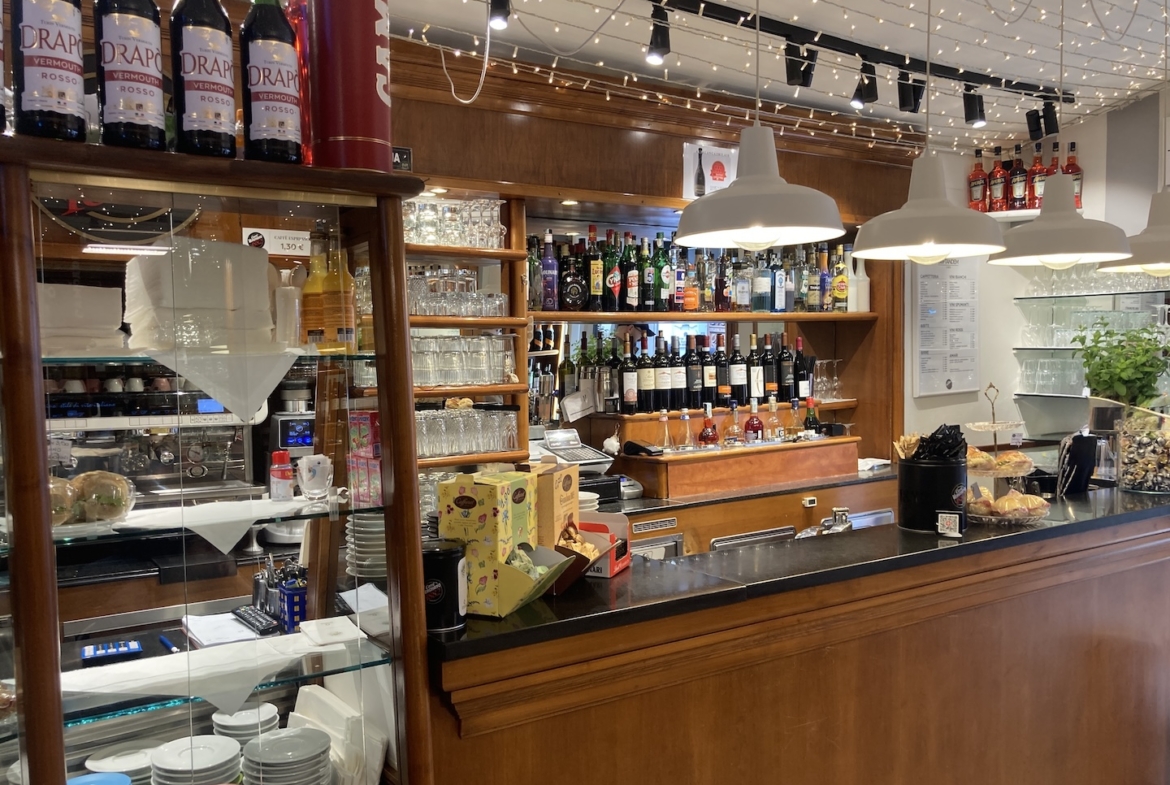 ATTIVITÀ DI BAR E RISTORAZIONE CON DEHORS – CIRCA 125 MQ