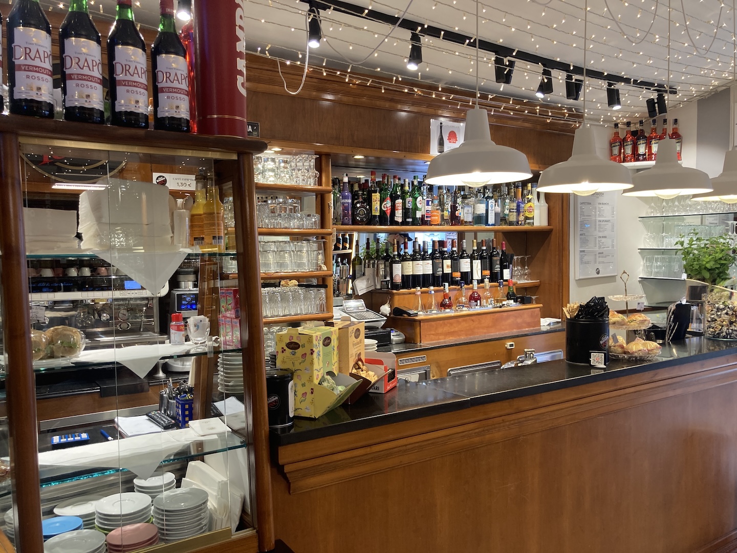 ATTIVITÀ DI BAR E RISTORAZIONE CON DEHORS – CIRCA 125 MQ