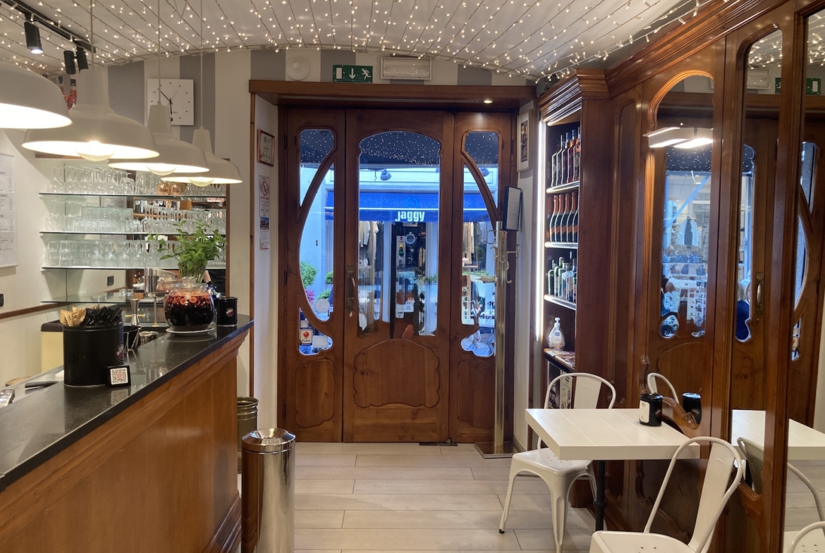 ATTIVITÀ DI BAR E RISTORAZIONE CON DEHORS – CIRCA 125 MQ