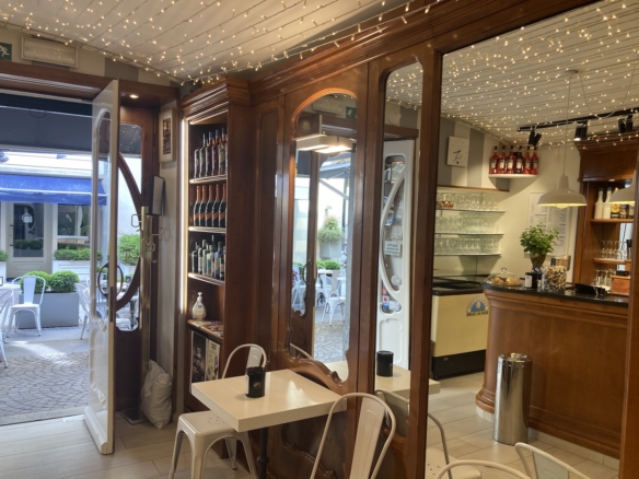ATTIVITÀ DI BAR E RISTORAZIONE CON DEHORS – CIRCA 125 MQ