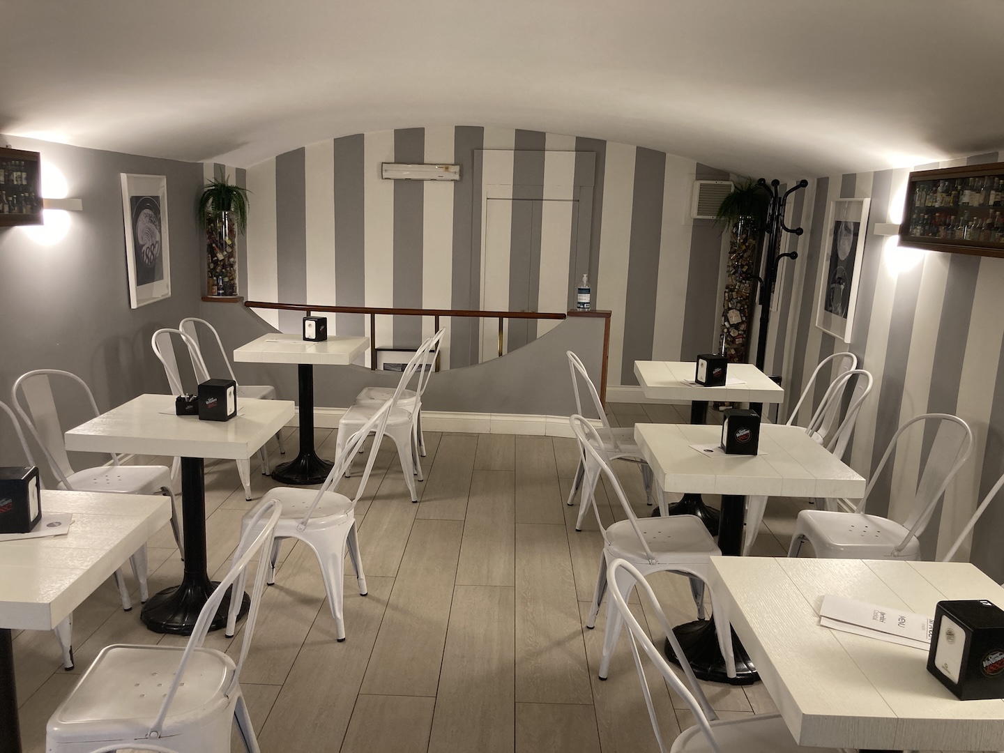 ATTIVITÀ DI BAR E RISTORAZIONE CON DEHORS – CIRCA 125 MQ