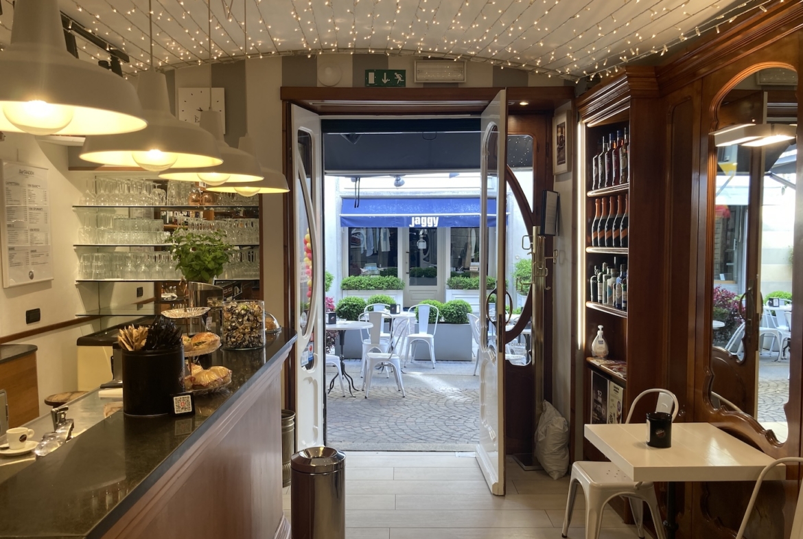 ATTIVITÀ DI BAR E RISTORAZIONE CON DEHORS – CIRCA 125 MQ